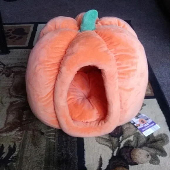 Plush Pumpkin Pet House - Picture 4 of 5